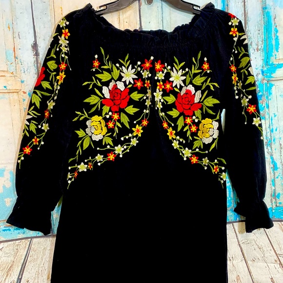 Velzera Embroidered Floral Tunic Black Medium